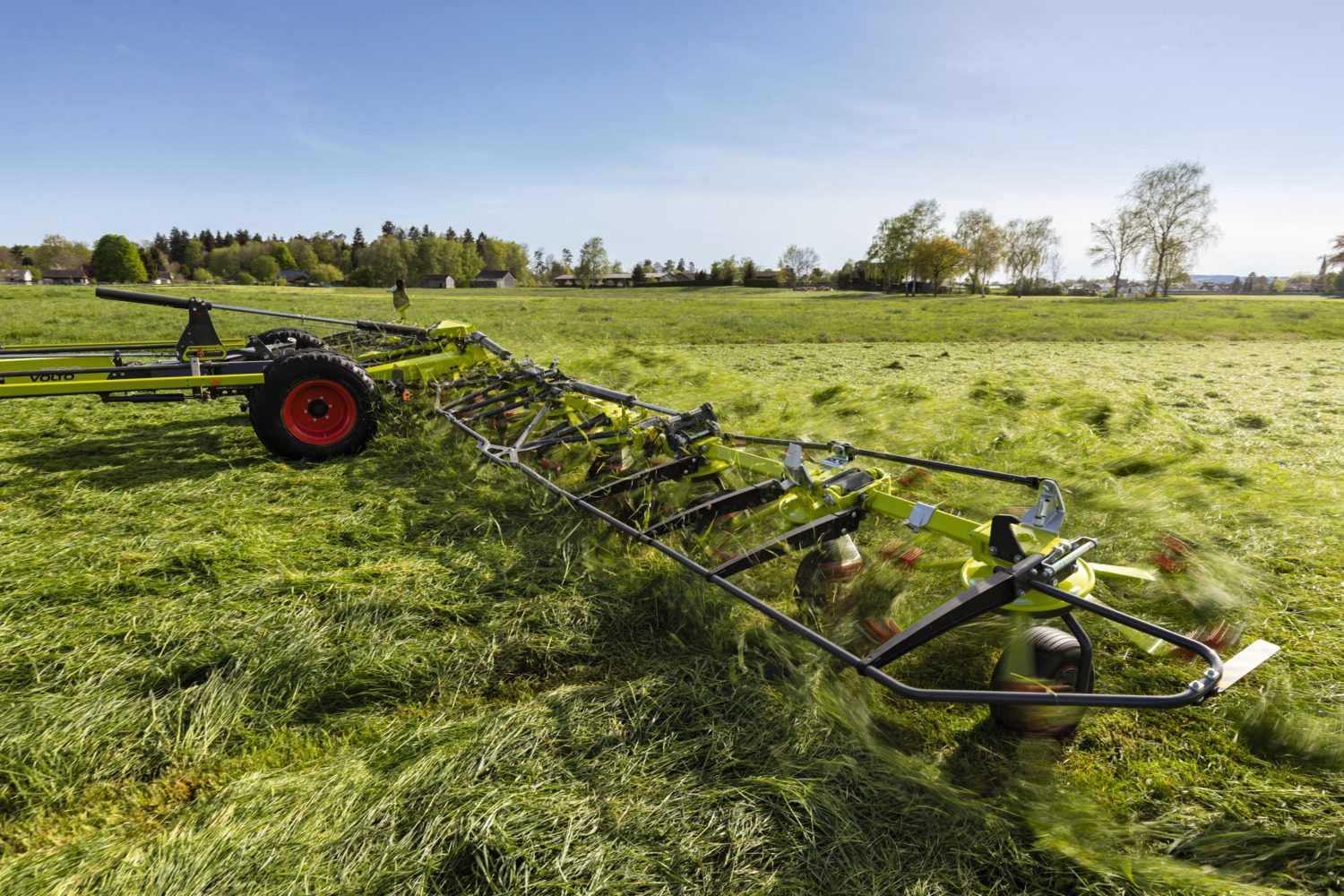 Close up of the CLAAS volto tedder swathing and the tines in action